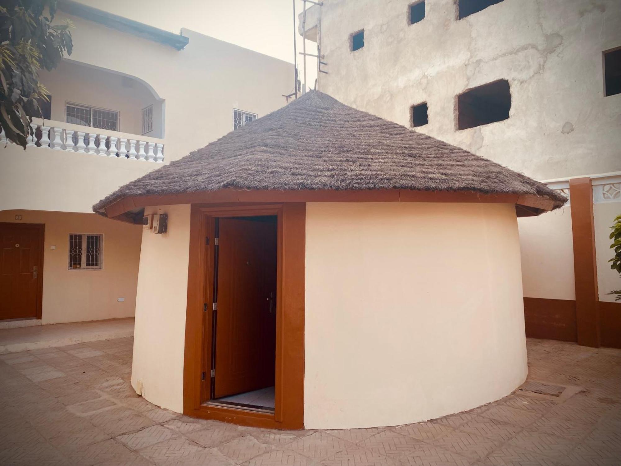 ホテル Dabo House Brufut エクステリア 写真
