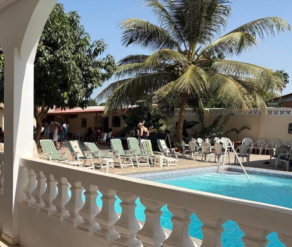 ホテル Dabo House Brufut エクステリア 写真