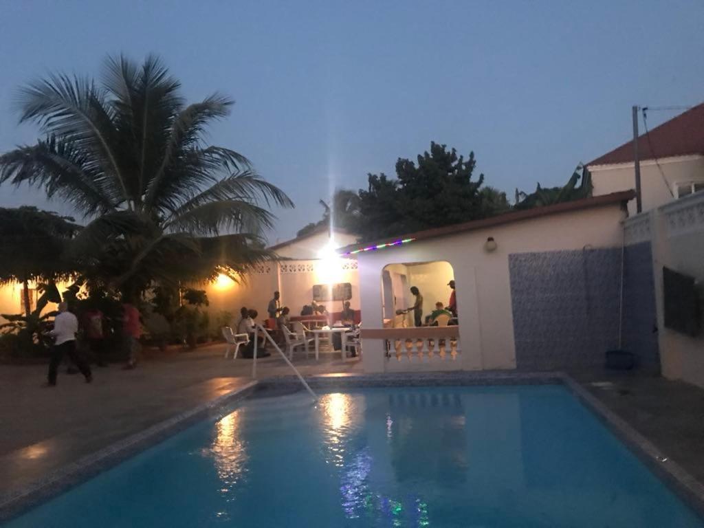 ホテル Dabo House Brufut エクステリア 写真